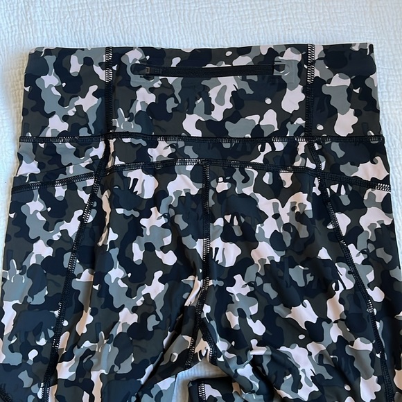 Sweaty Betty Zero Gravity 7/8 Running Leggings - Size S - Elephant Camo Print - Picture 4 of 8